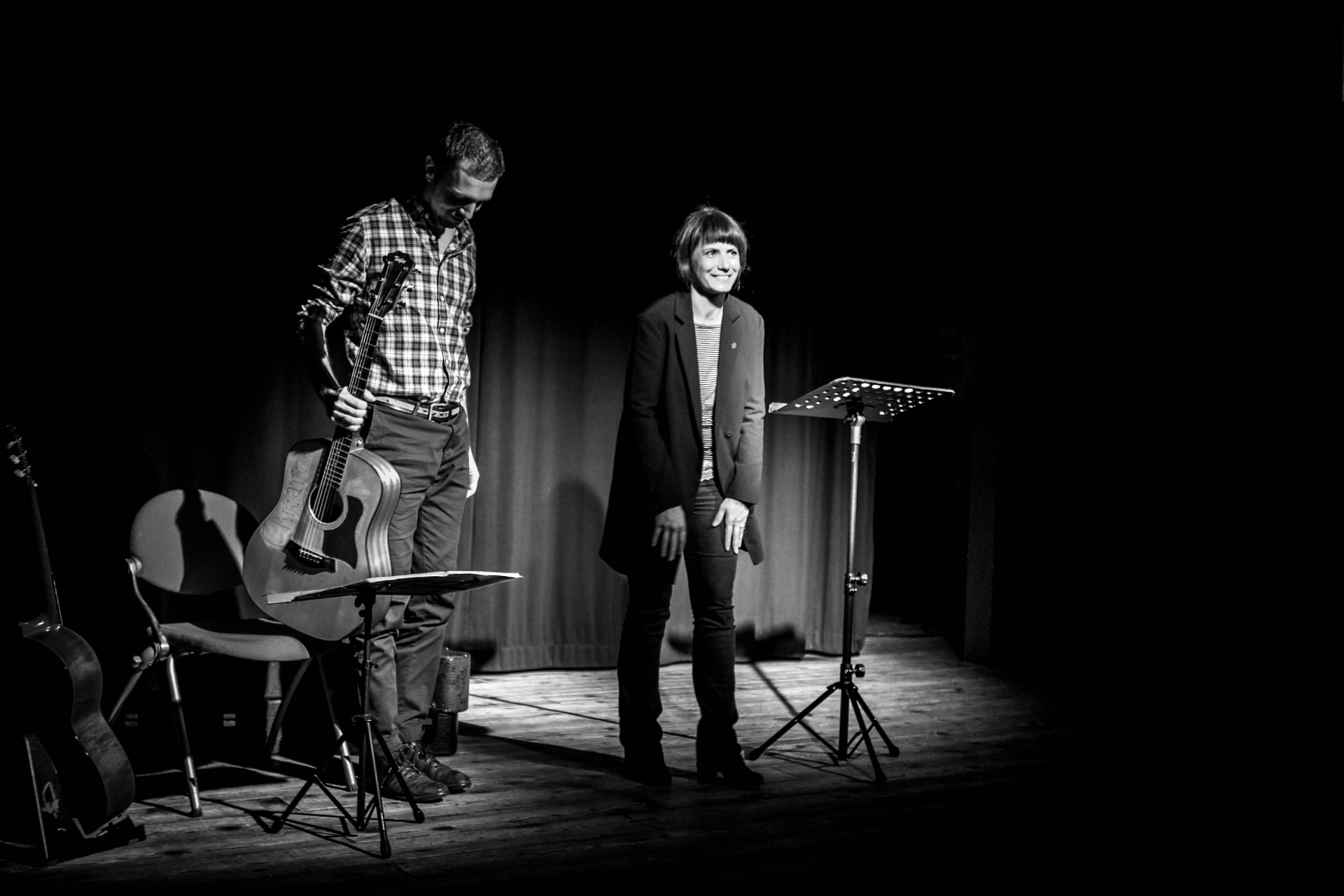 Chiara Bazzoli e Alessandro Calabrese con la chitarra sul palco durante le Degustazioni teatrali al Piccolo Teatro Libero di Brescia